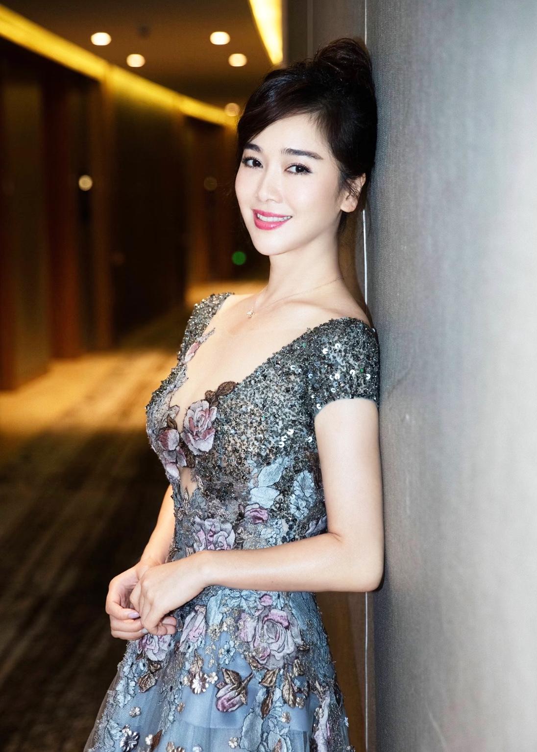 左小青说，我的前夫比我大将近二十岁，是一位事业稳定的商人。婚后这些年，我们一直隔