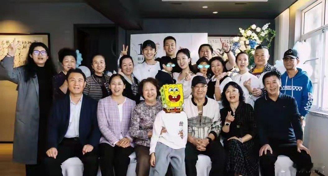 黄晓明一家4口，小海绵可爱 