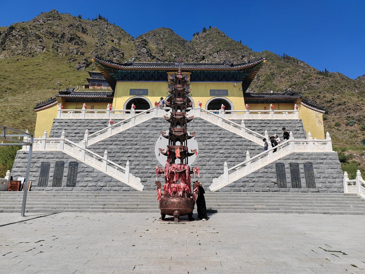 登天山天池东岸半山腰高地，便是西王母祖庙。此地为道教圣地，相传是王母瑶池居所，留