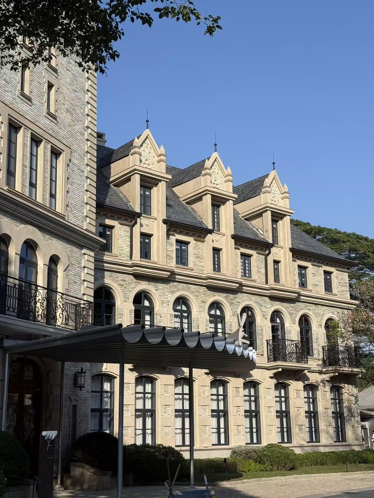 没想到苹果拍照都这么好看了？

大底长焦还是很有用的
人山人海中也能拍出无人感?