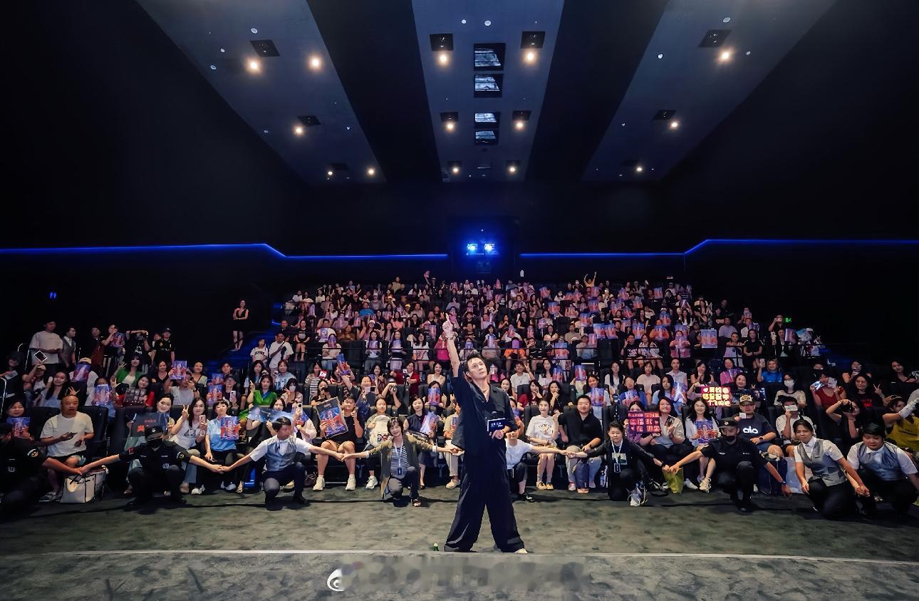 吴镇宇[超话]  9.5-9.6光影浪潮：香港电影新动力·成都站大合照 ​​​