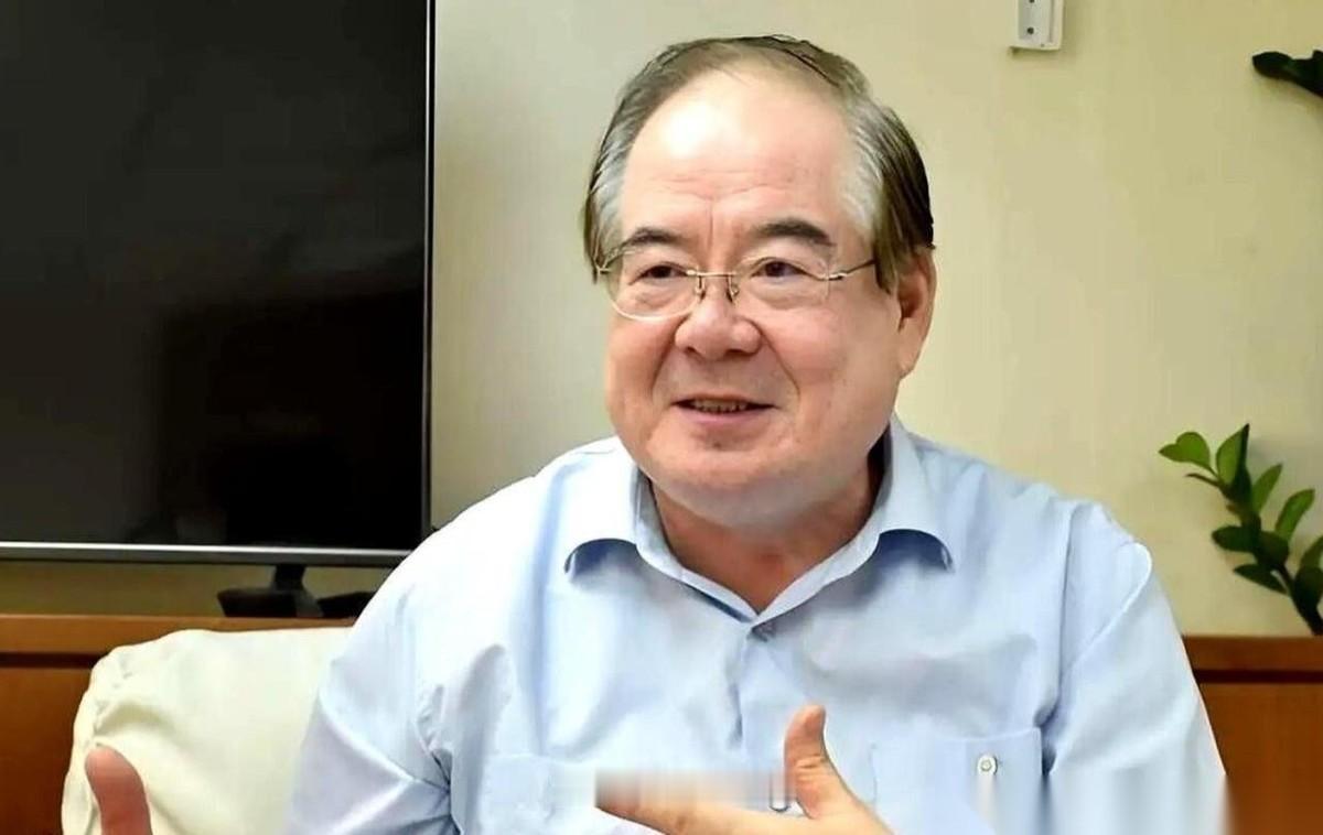 国民党副主席李乾龙，已是 77 岁高龄，前几日做了这样一件事：他执意不肯让人搀扶