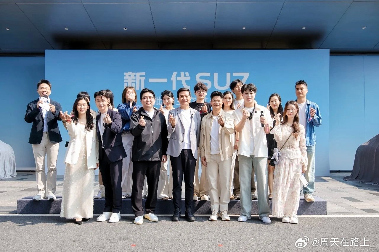 今天看雷总直播给用户交车，熟悉的感觉全都回来了。依旧是经典的弯腰开车门、经典的欠