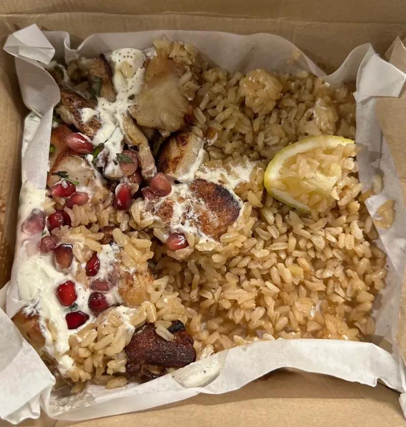 排队了一个小时买的超热门午餐，柠檬石榴奶油鸡肉饭。

柠檬石榴奶油鸡肉饭。🍋?