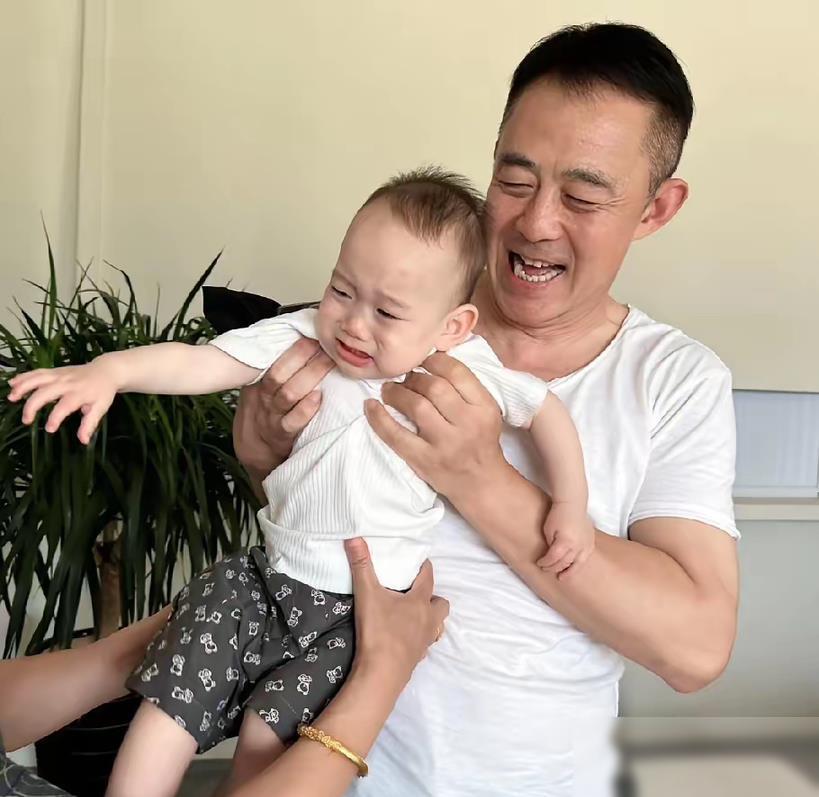 这个世界最搞不懂的人就是侯勇了。明明亮相时58岁了，居然和三婚妻子、幼子一起站上