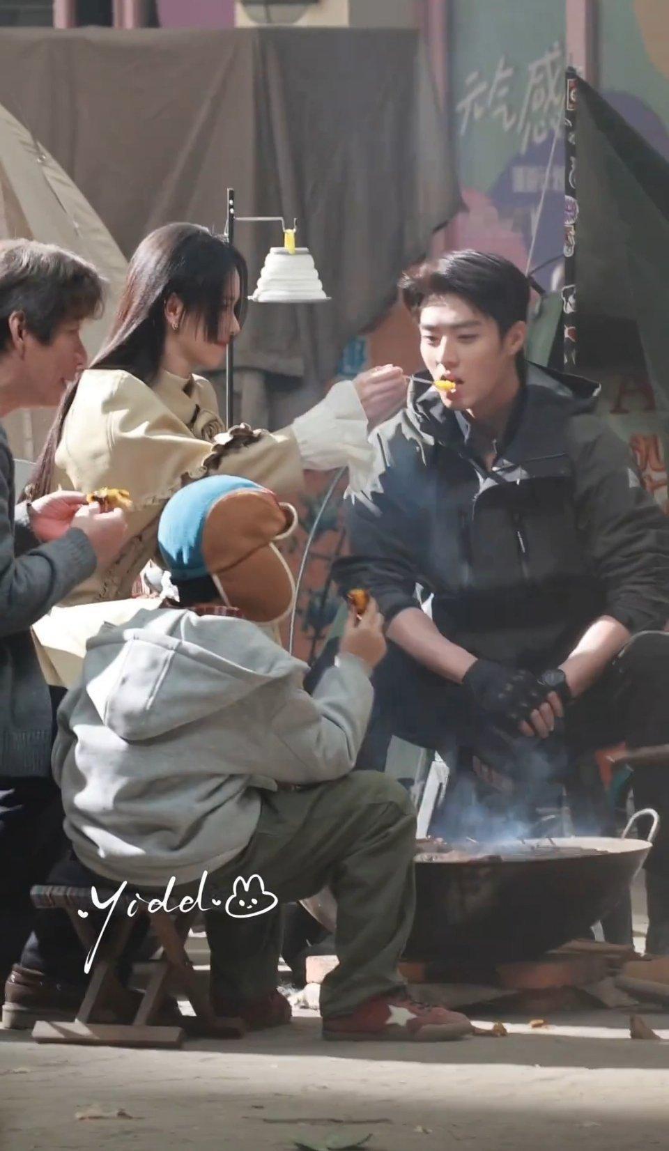 还以为陈都灵给撒贝宁喂红薯 《今天也没变成玩偶呢》陈都灵路透，男生一瞬间错认成撒