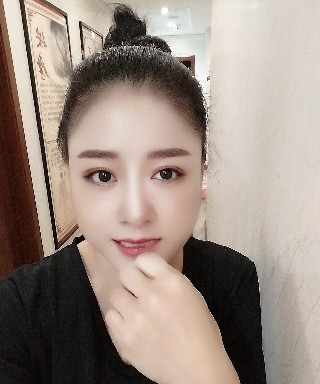 新来的女技师干了一天，洗了一个客人的脚，第二天就辞工了。
她老公屙尿变，答应老婆