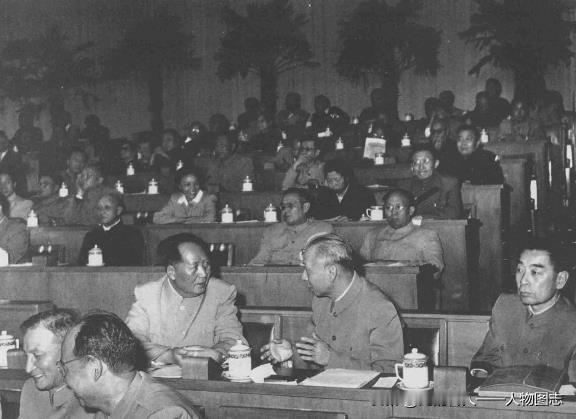 毛泽东、刘少奇、周恩来等在中共八大主席台上交谈。