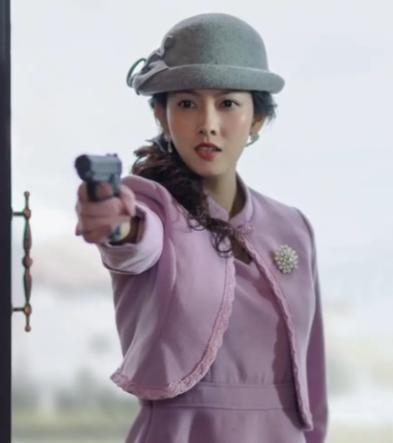 他醒来后第一件事，是必须对自己开枪。
这不是比喻。
1940年，上海。
中共特工