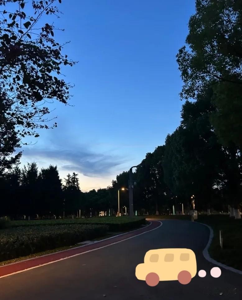 紧急提醒！
8月7日19点43分正式立秋，
晚立秋叠加超长三伏，高温还要熬大半个