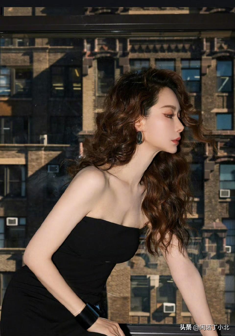 内娱资讯，戚薇作为Vera Wang 全球代言人出席了品牌Fabrique x 