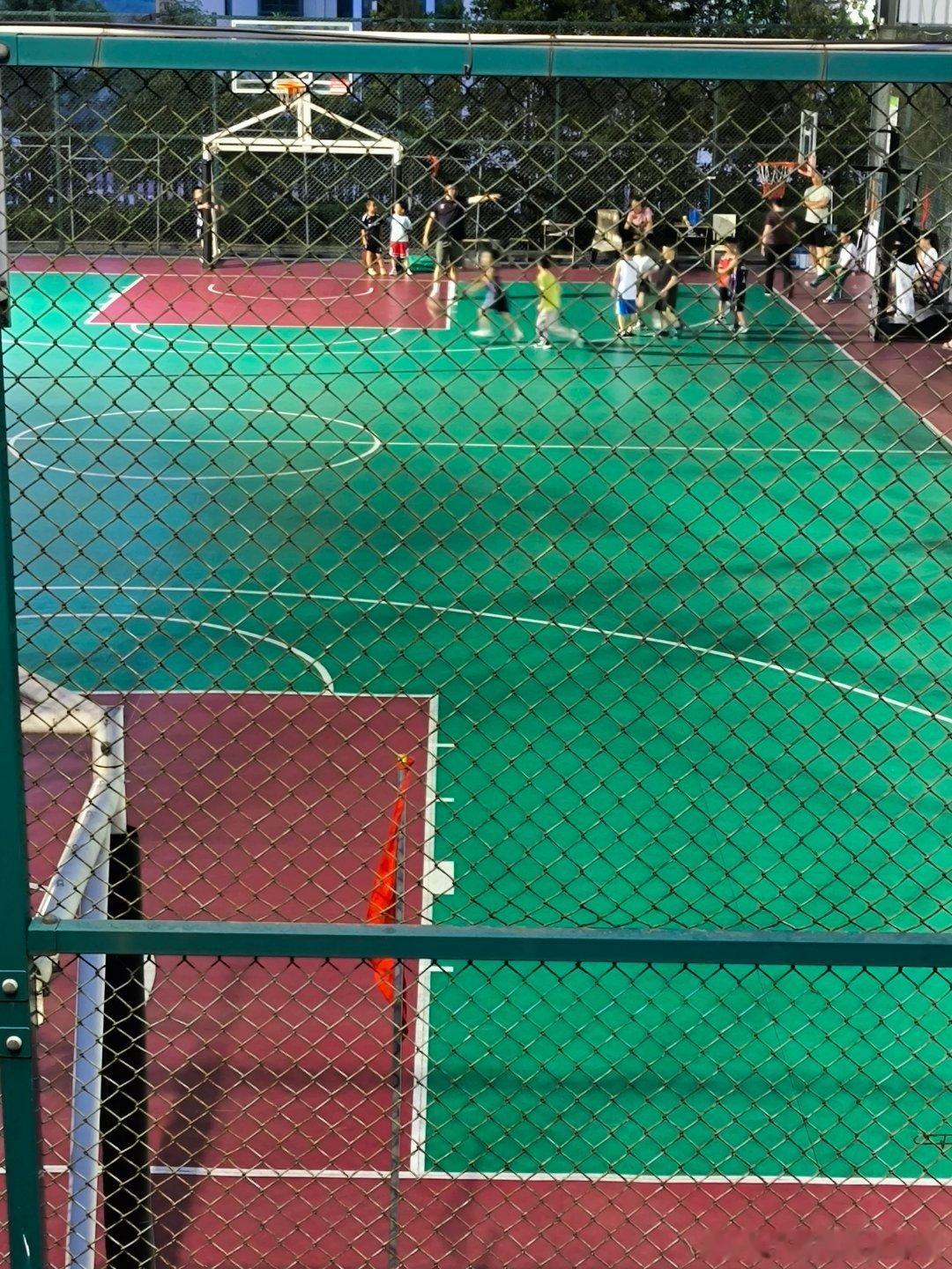 同一块场地老中少都有玩的，互不打扰