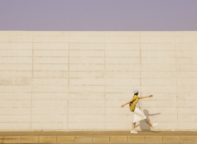 从小就被教育，爱这个爱那个。其实很简单，在你有难的时候谁爱你，你就爱谁。—— 莫