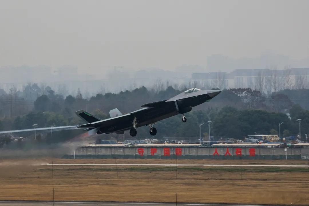 航空工业成飞发布的J-20A等试飞画面。👏 