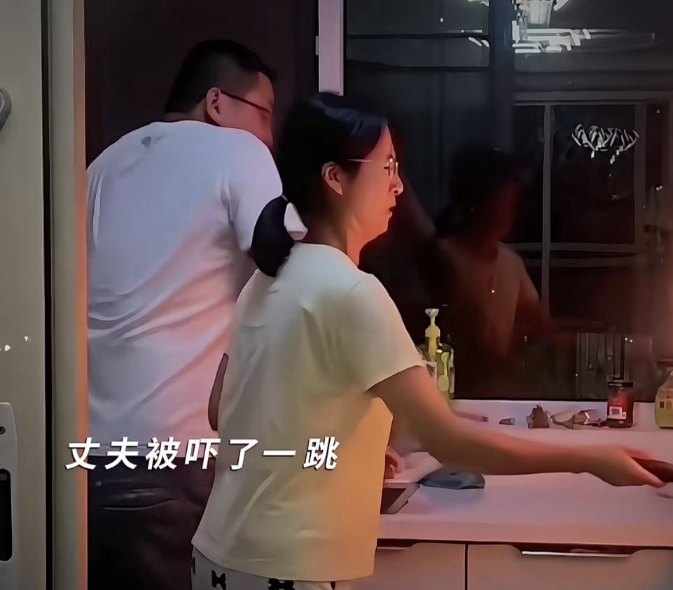 夫妻本是同林鸟，大难临头各自飞。
妻子在厨房炒菜，不小心锅内着火
丈夫被吓了一跳