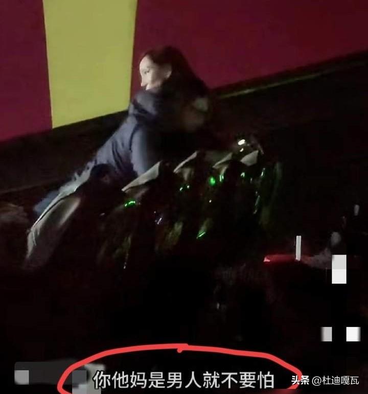 电影院里的大瓜，真的是惊掉下巴！
一位女子带着老公和孩子一起去电影院看《飞驰人生