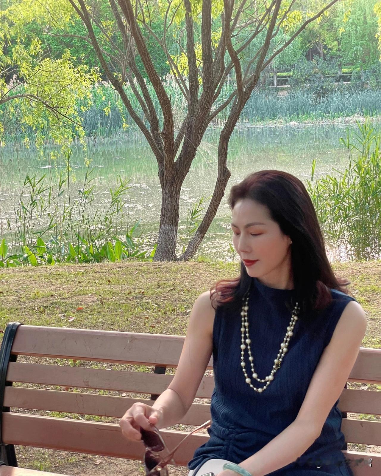 一位母亲在台上说：在精力条件允许下，尽量要在孩子小的时候，适当地“荒废时光”。