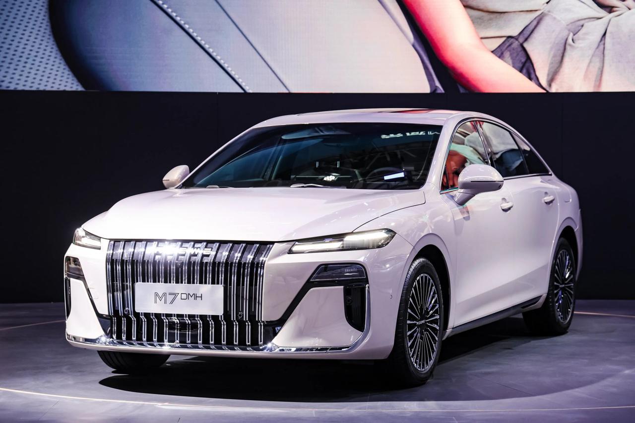 今天刷到樊振东那张腾空击球的照片入围世界体育摄影奖，一边感叹这抓拍时机绝了，一边