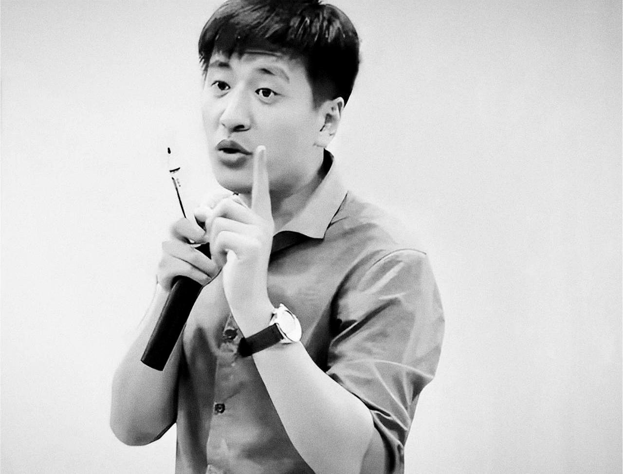 听说张雪峰老师建议别去瞅那些CBD、Soho，还有故宫三环里，为啥？
因为那不是