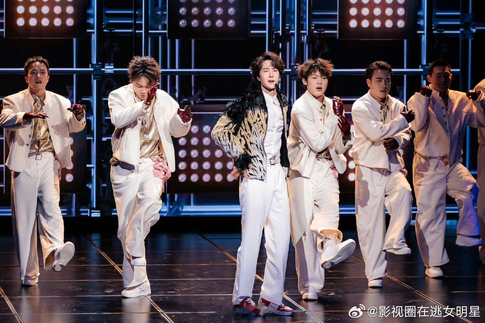 王一博春晚舞台高清剧照王一博闪耀动起来高清照王一博《闪耀动起来》舞台高清剧照来啦