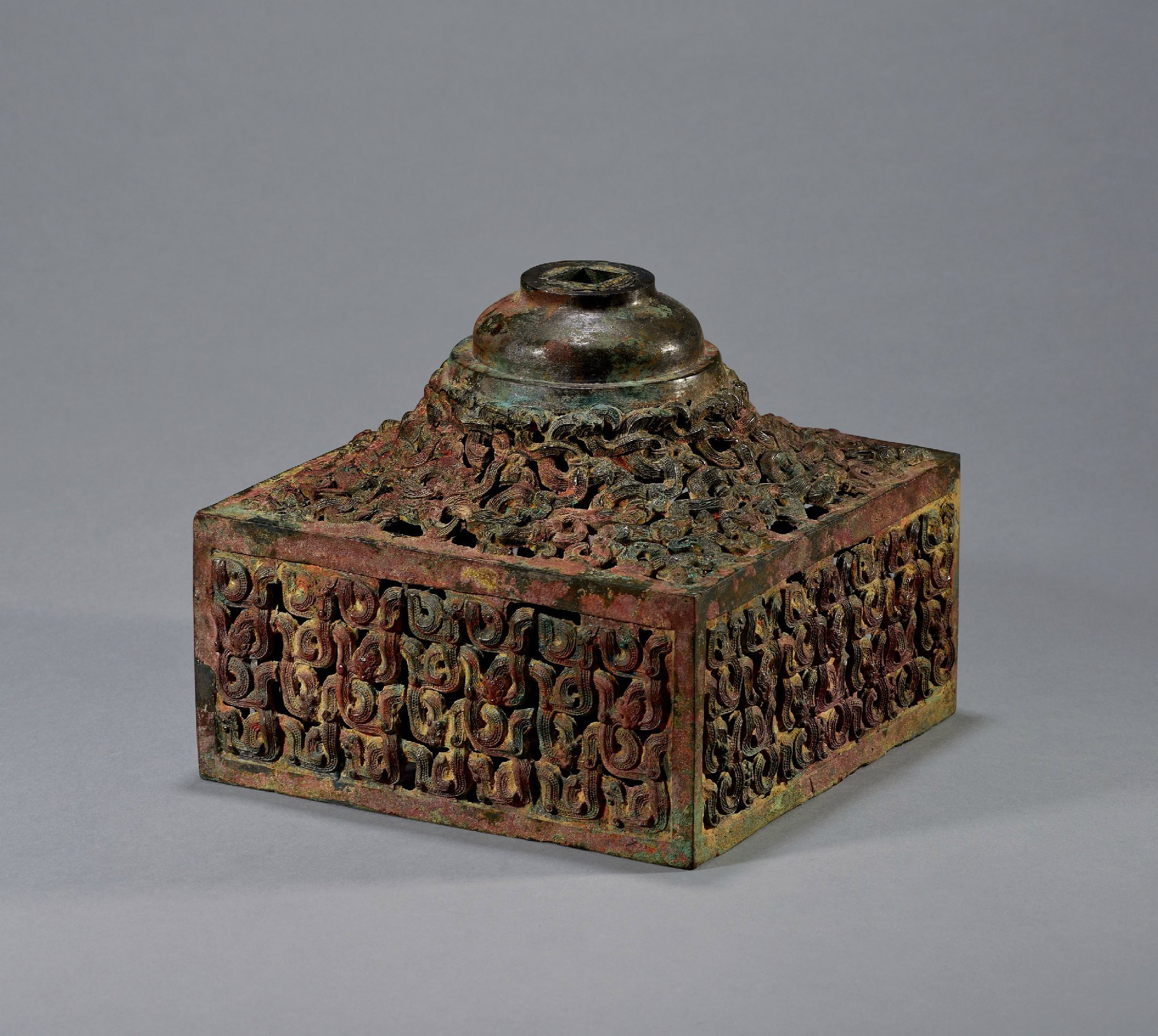 每天一件青铜器 南京博物院藏战国镂空蟠蛇纹方座. 官网说是方壶盖, 差矣...这