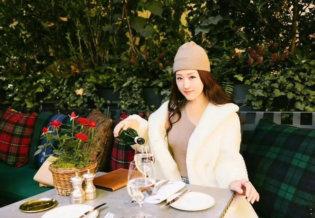 年过半百的杨钰莹，笑起来还是甜甜的～ 
