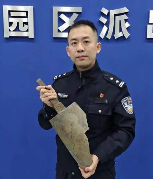 重大发现！4月11日报道，一对收废品的老夫妻在河边捡废品，翻出一块沉甸甸长满绿锈