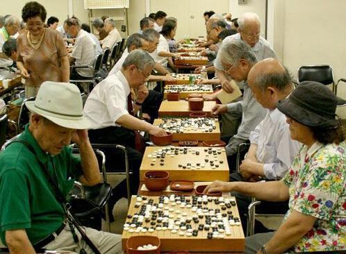 少子老龄化双重重压下，日本养老体系暴露巨大漏洞
 
如今日本同时被少子和老龄化两