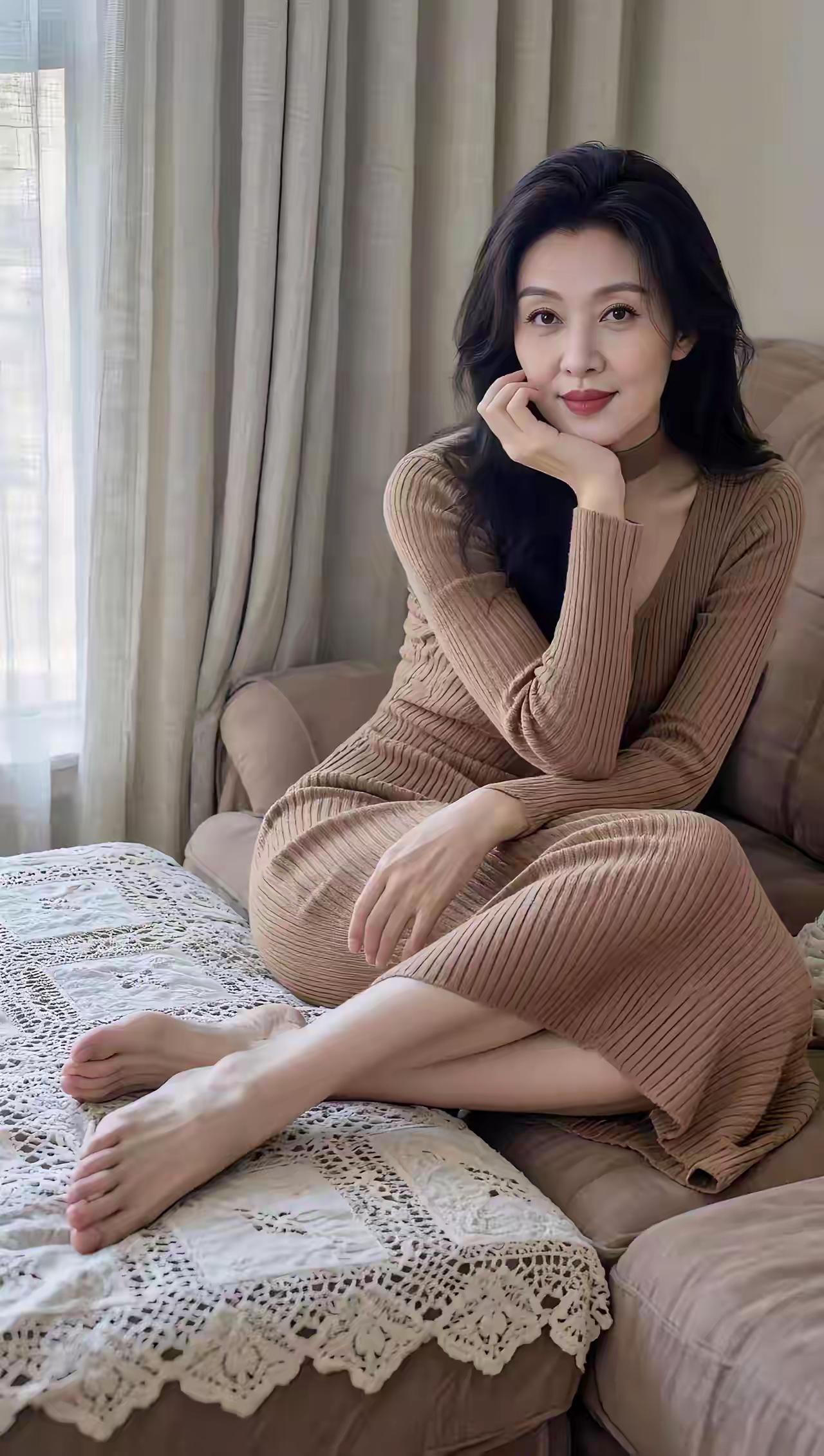 看眼睛，有点沧桑感，但是白嫩的脚丫子，看着好年轻。