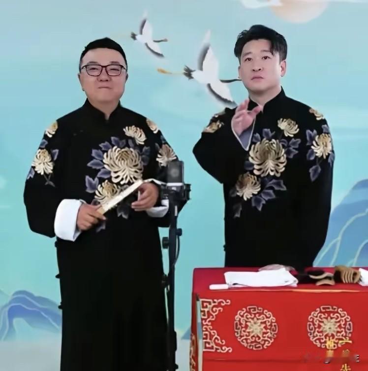 曹云金与董路一起说相声了！
这段相声应该有个名字呀！
我想了一下，
应该叫《一起
