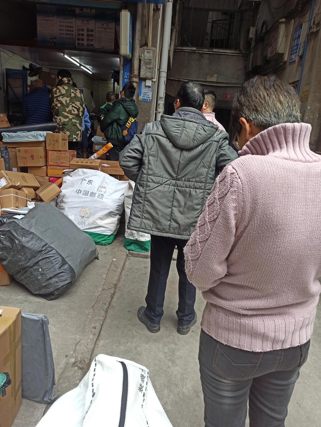 今天接了好多个快递打来的电话，询问包裹是不是放快递驿站，正工作一会又被电话打断，