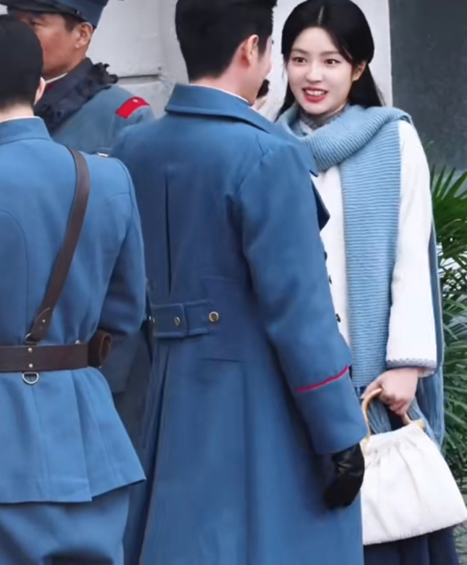 丞磊徐若晗《玉簟秋》同框路透，小学鸡互相敬礼打闹！ ​​​