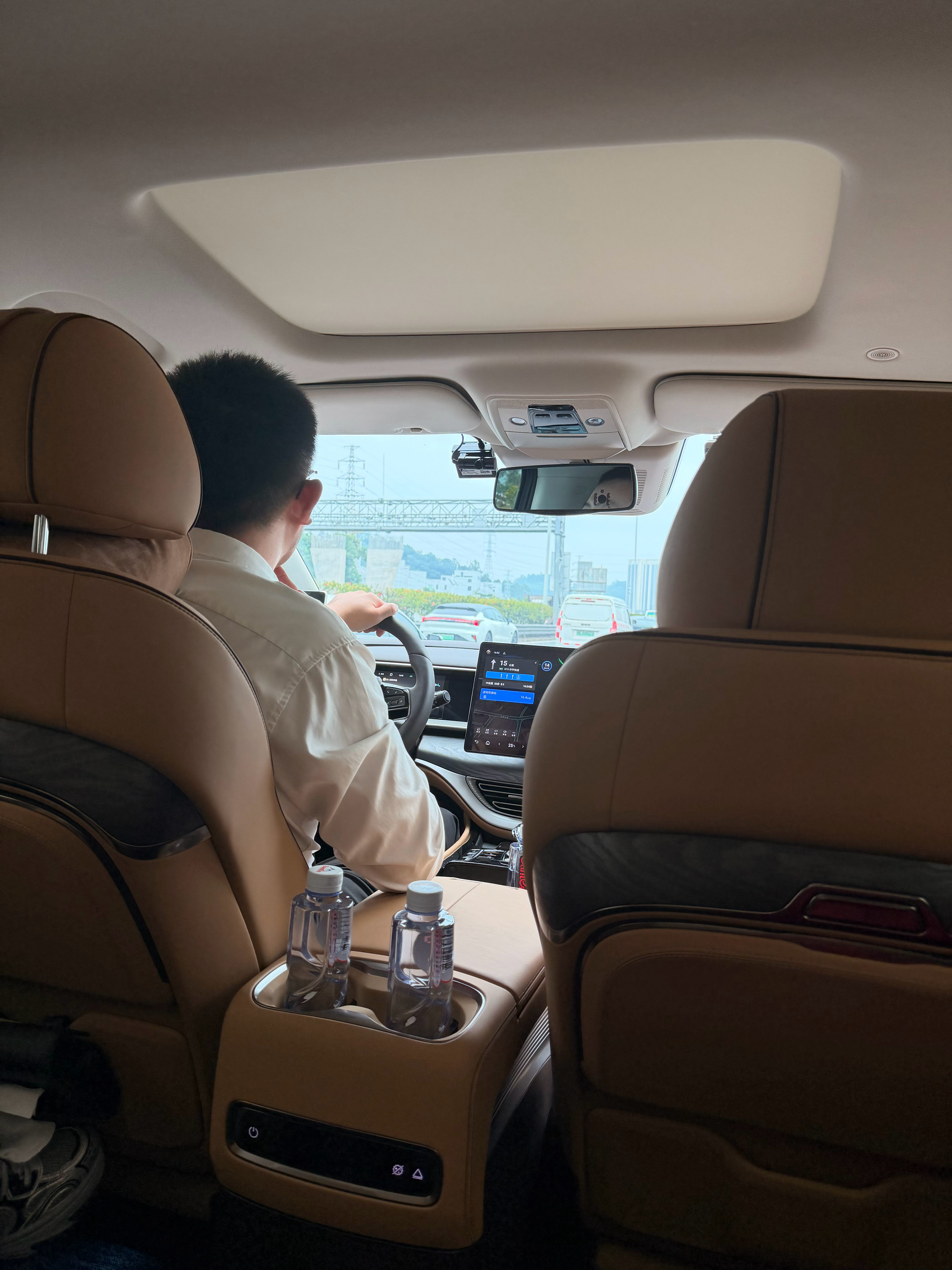 落地深圳，今晚来看看腾势N8L上市～夸一句迪子，用了自家的腾势D9接机说真的，腾