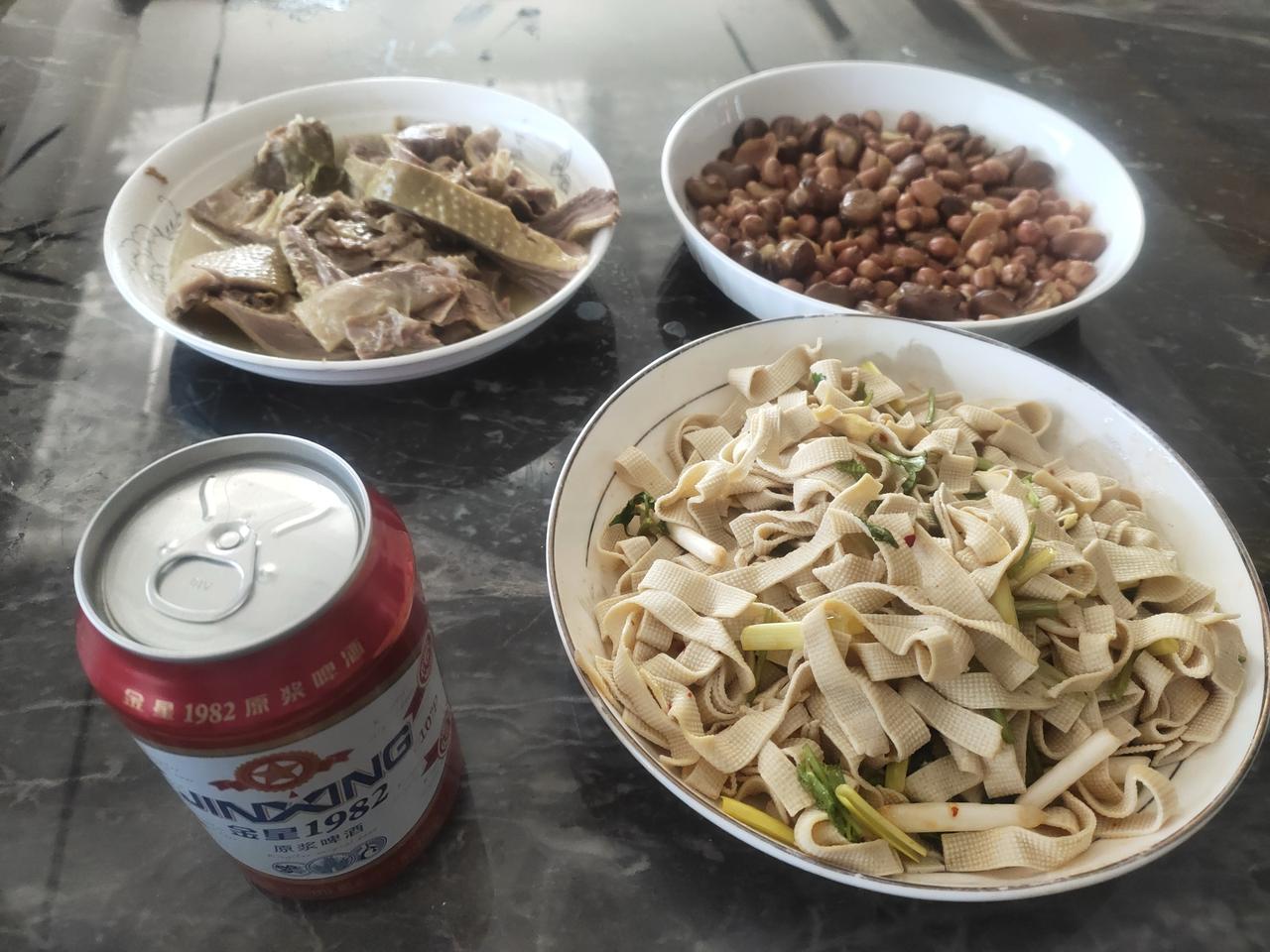 ＃午餐分享＃周末享受这顿属于自己的午餐，卤味贡鹅，油炸花生、凉拌豆腐皮，再配一罐