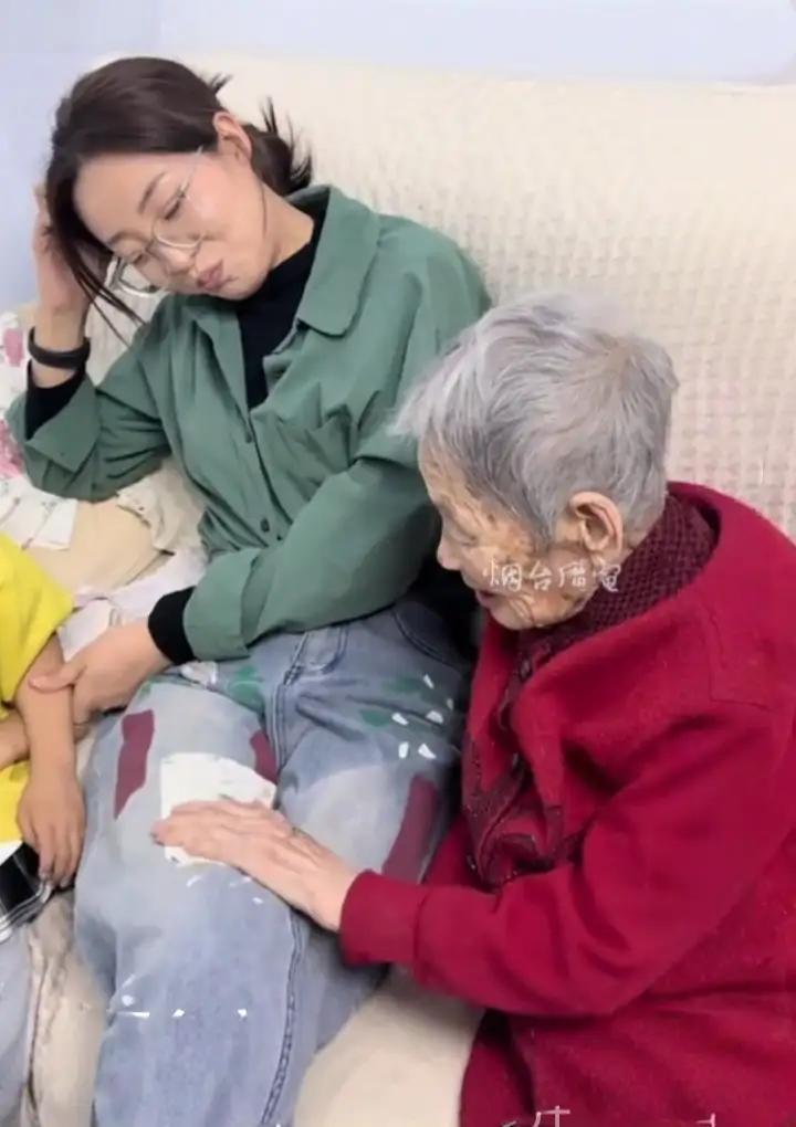 2026年3月19日，内蒙古通辽市，孙儿、孙媳妇带着重孙子去看望80岁老奶奶，老