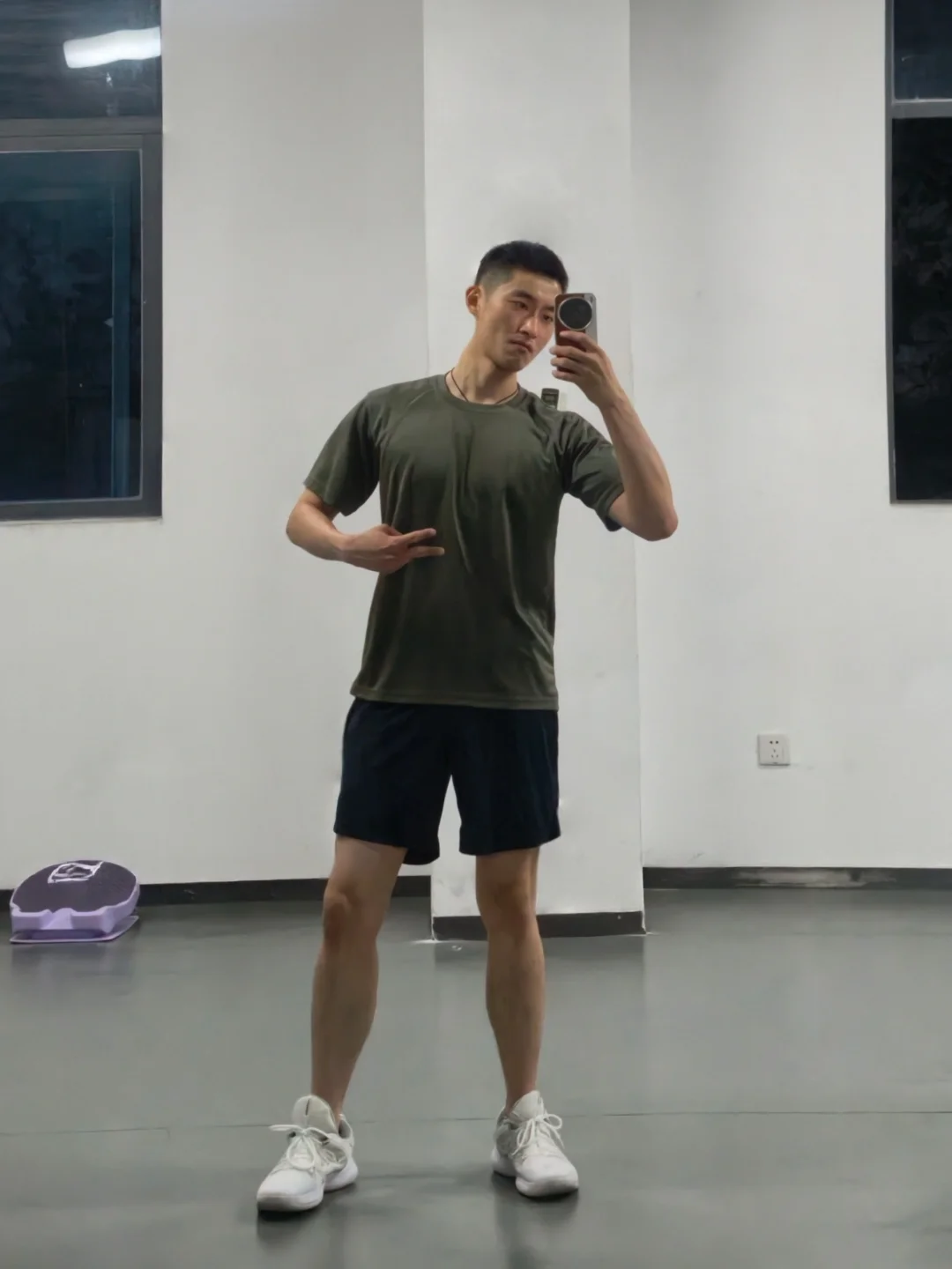 我只求陪在你身旁，你只管向前走。