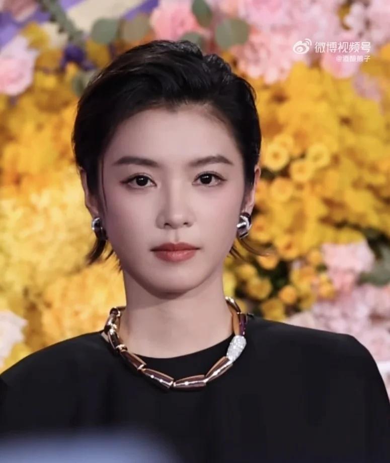 被这个短发帅到了！😍
帅得好端正的李云霄明星不止AB面 我担秒了全世界 帅气女