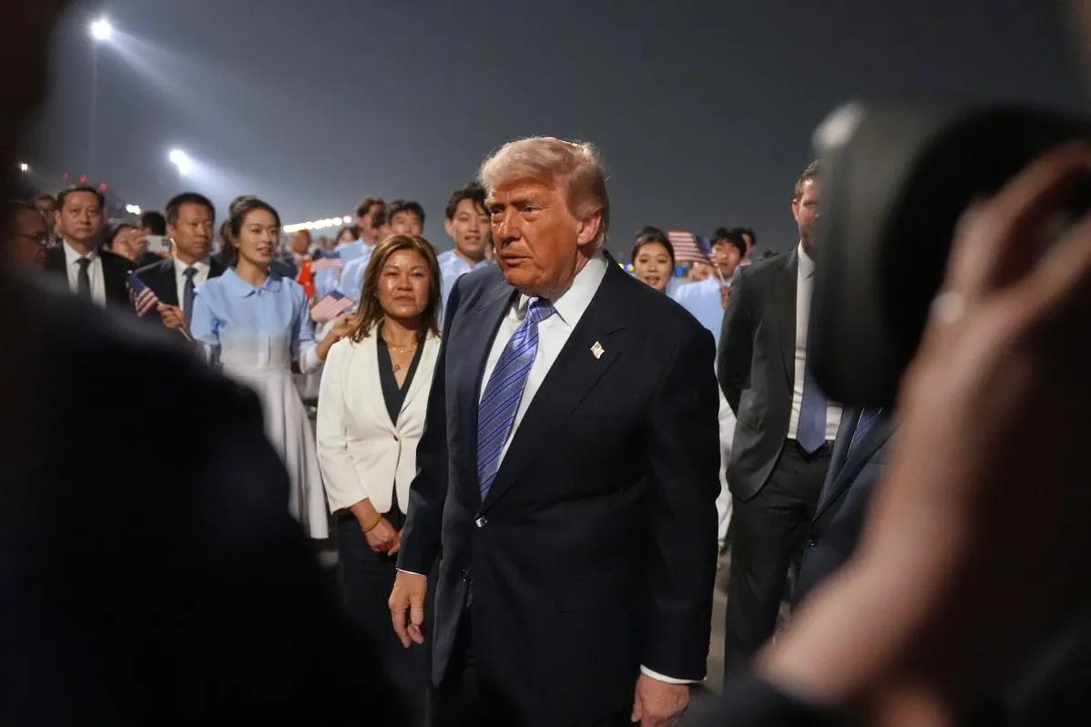美联社公布这张照片显示，美国联邦政府总统特朗普精神矍铄，他旁边的中英文高级翻译也