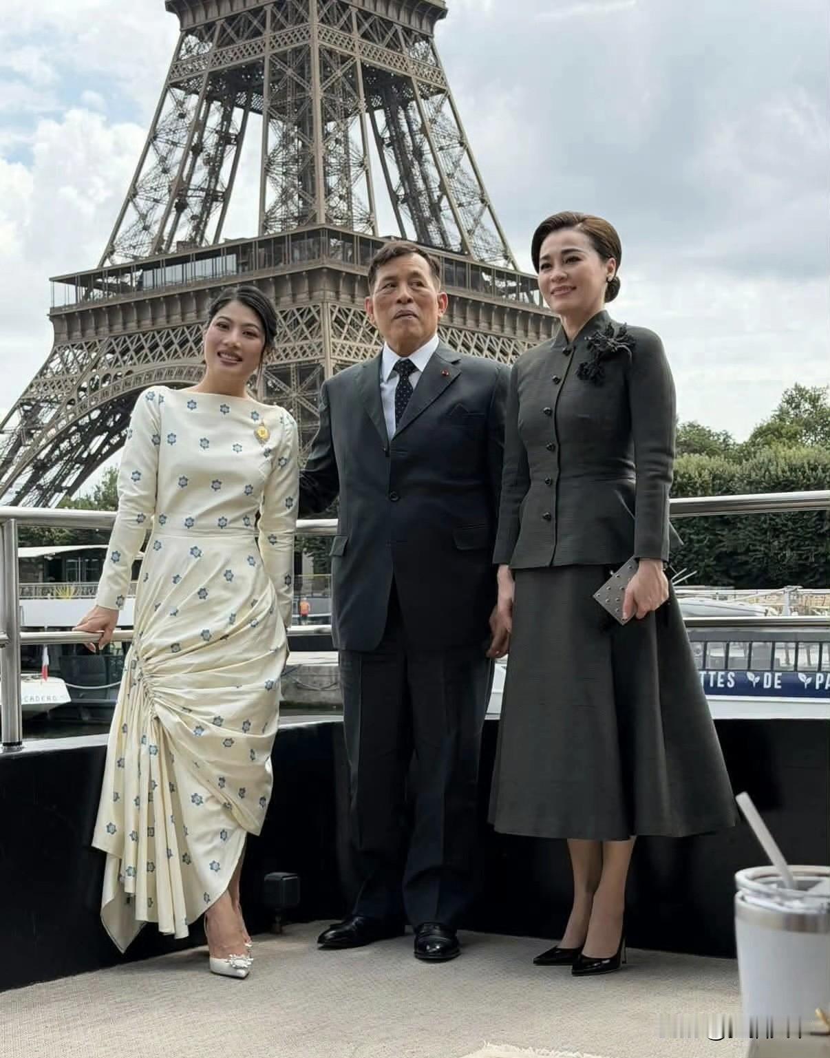 泰国的王后素提达真的又美又年轻，她这次跟玛哈国王一起去法国，很长面子撑门面，毕竟