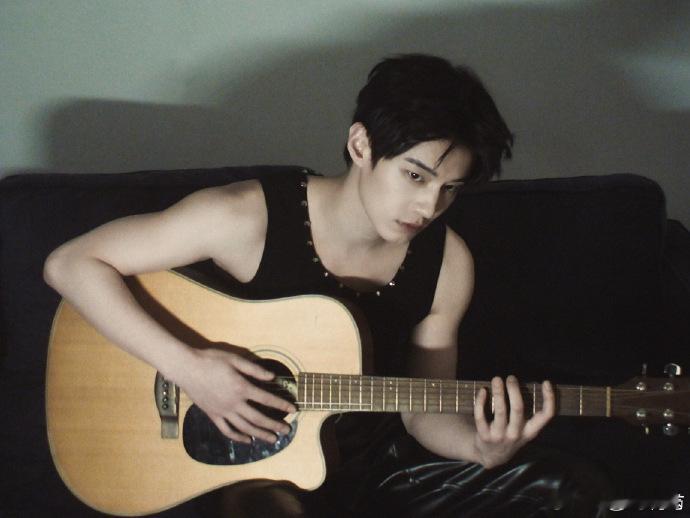 靳朝看上去生育力很强的样子《双轨》糙汉战神太绝了！体脂8%的精壮线条+男友力爆棚