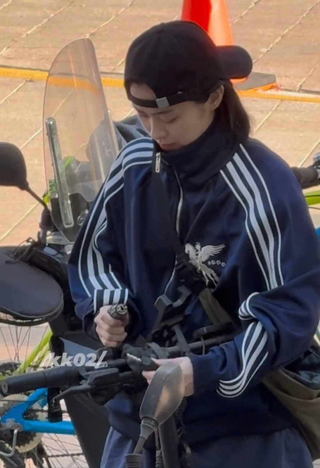 我不知道你们老是穿一模一样的衣服干什么！ 