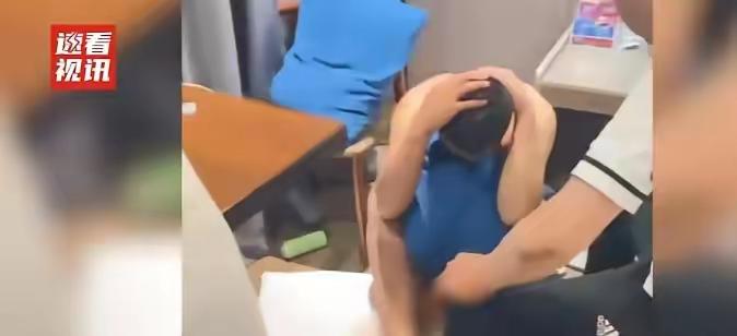 这就是出轨的下场！男女酒店偷欢，正赤身裸体时房门突被打开抓现行。男子光身坐地遭不