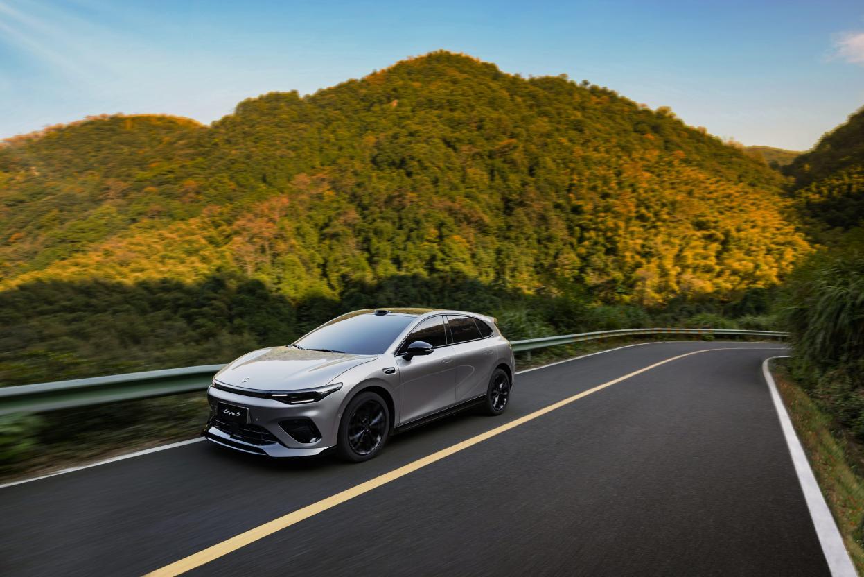 好车不怕晚，零跑Lafa5 Ultra终于来了！
日前，零跑 Lafa5 Ult