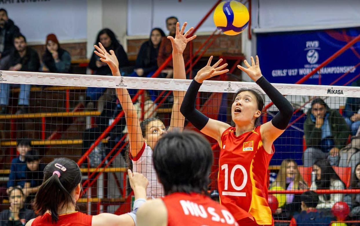 国青女排光速打卡下班
北京时间8月8日上午8点，u17女排世锦赛，中国队VS突尼