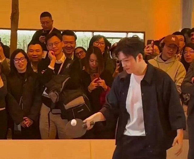 樊振东用巧克力球拍打球  这个球拍好啊！打累了可以直接吃掉补充体力 