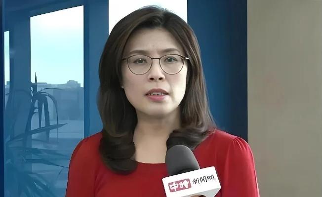 万万没料到，新当选的国民党主席郑丽文，一查才发现她不仅是个“蓝二代”，身上流着那