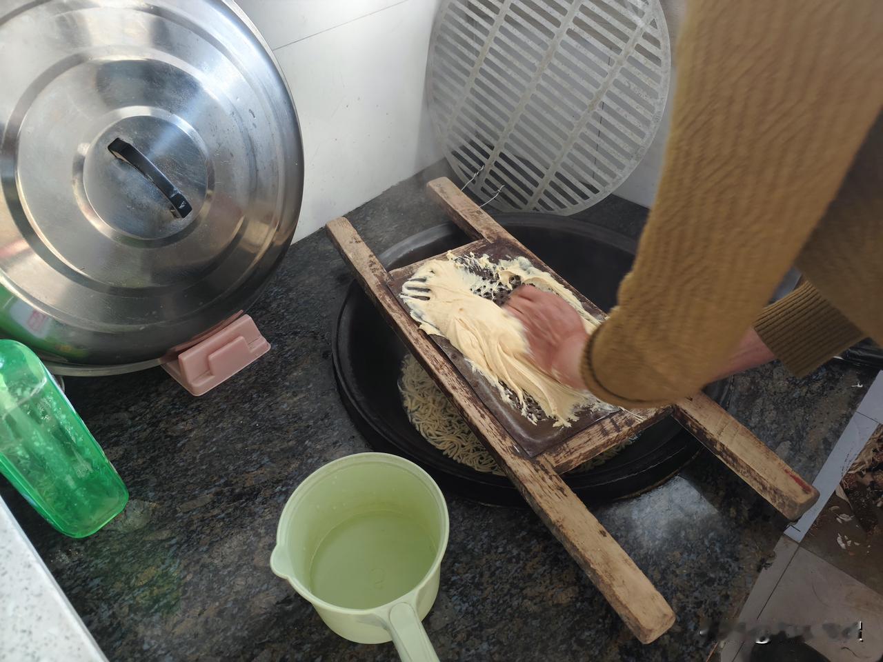 抿豆面，吃过的举手

今天老妈给做了顿稀罕饭———抿豆面，这饭小时候经常吃，但最