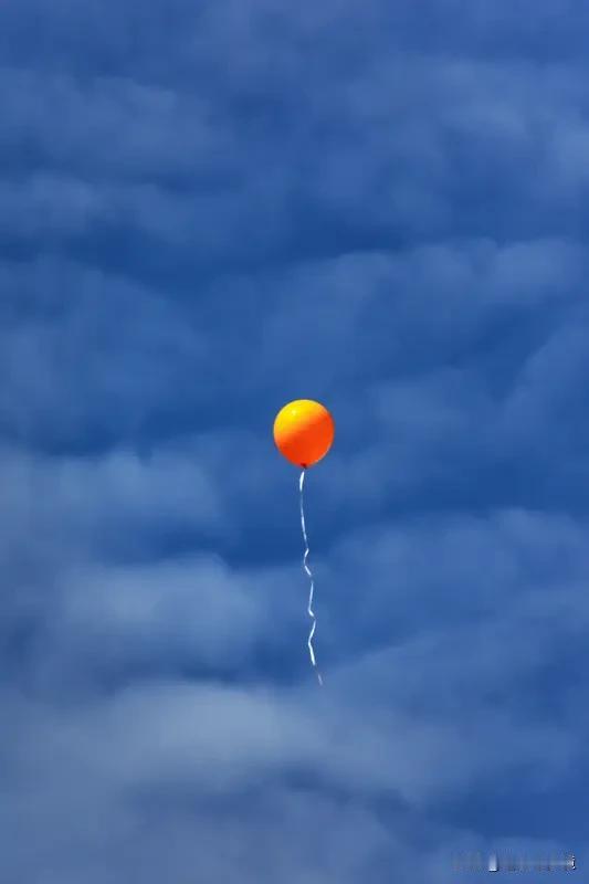 人生最大的敌人是谁？我觉得就是自己。
生活里，我们常被那个“不够坚定”的自己拖后