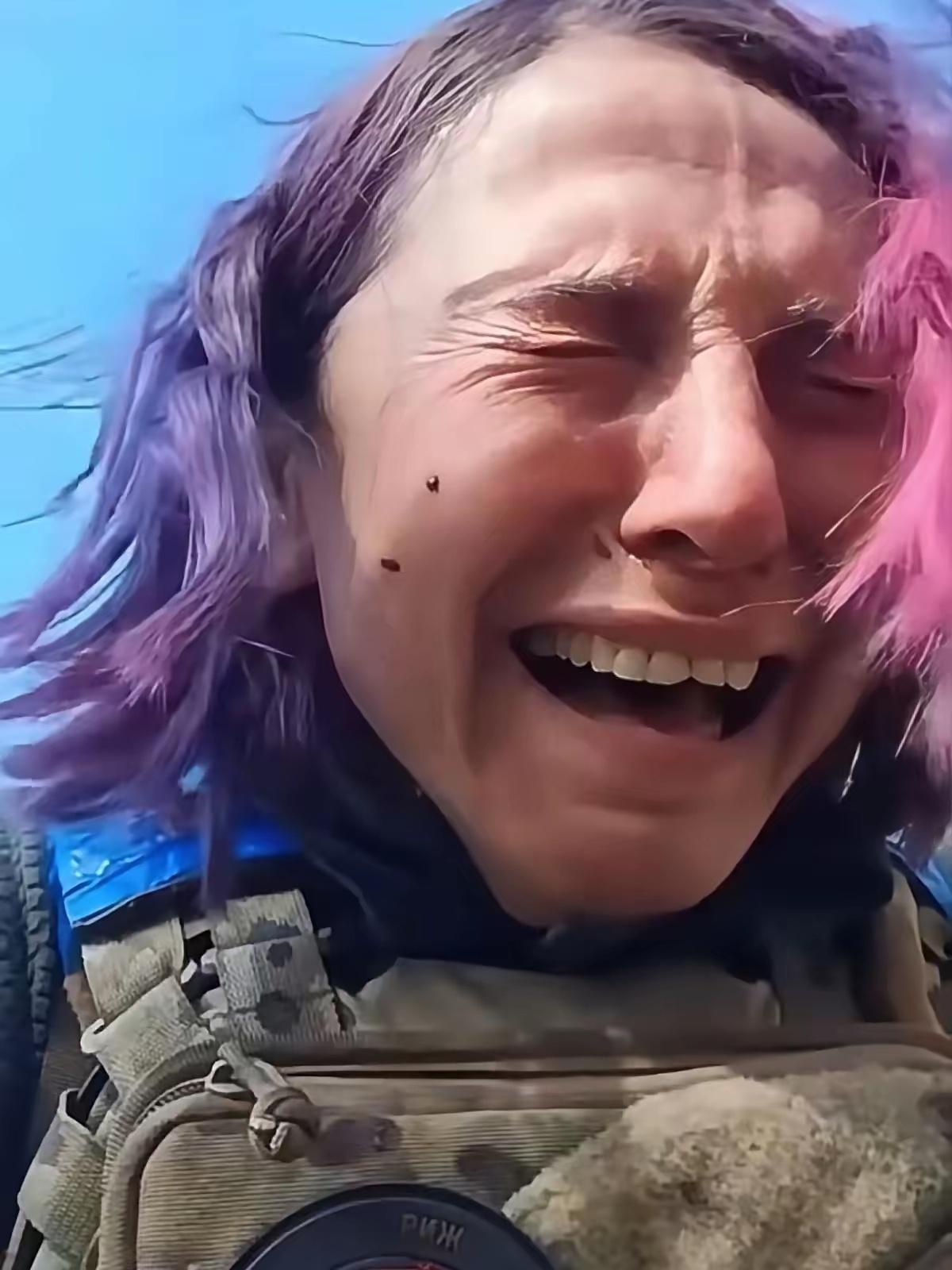 乌克兰女兵崩溃大哭，对着自己的手机镜头倾诉：“我没想到会有这样的时刻，我讨厌这场
