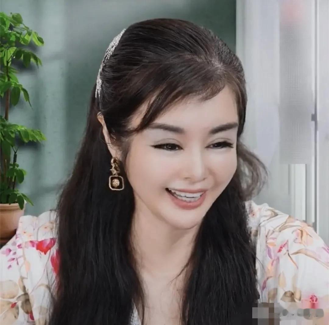 这才是网红圈今天最大的瓜！真让人想不到！

美容教母于文红，竟然对伊能静说出这样